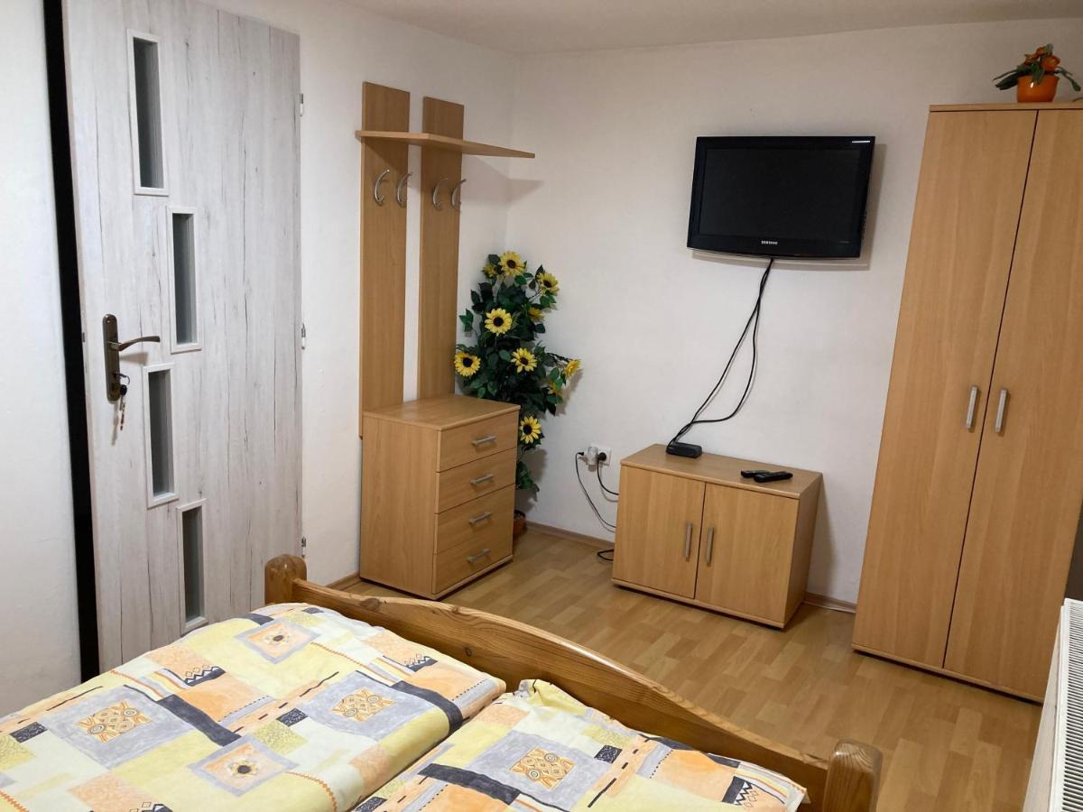 Apartman Klaudia Ruzomberok Buitenkant foto